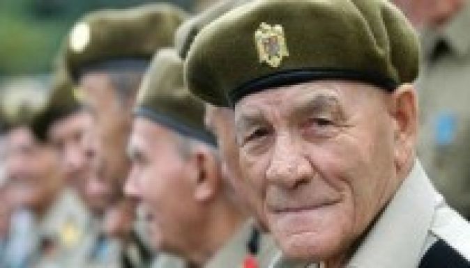 Ponta: megoldást keresnek a katonai nyugdíjak kiegészítésére