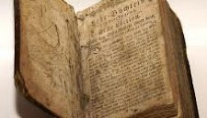 Lopják a régi könyveket az olasz könyvtárakból