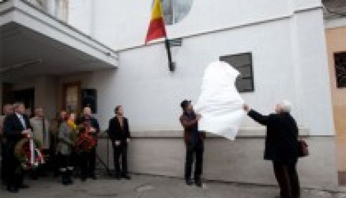 Kolozsvár: színházi táblaavató, húsz év késéssel