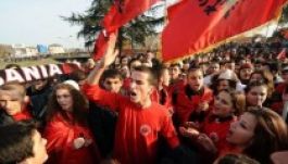 Macedón zászlókat égettek Albániában