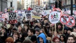 Többezres diáktüntetés Londonban a felsőoktatási költségek ellen