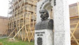 Újra talapzaton Borsos Tamás mellszobra Marosvásárhelyen