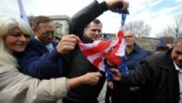 Uniós és amerikai zászlókat égettek szélsőséges szerbek