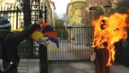 Szalmabábut égettek Kína budapesti nagykövetsége előtt