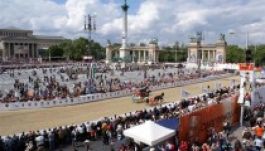 Egyelőre marad a Vidámpark, nem vágtázhatnak a Hősök terén