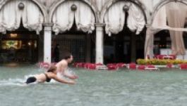 Térdig érő vízben úszik Velence belvárosa