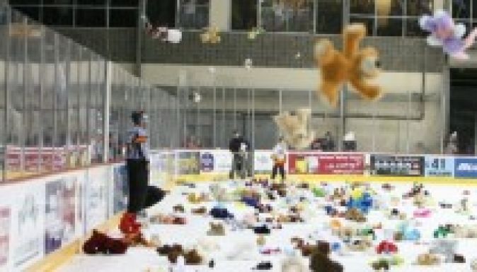 Hoki: plüssmacidobálás Csíkszeredában a Böjte-árváknak