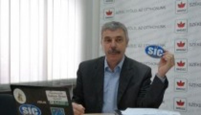 A rendőrök esténként SIC-matricákat kapargatnak