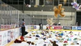 Hoki: plüssmacidobálás Csíkszeredában a Böjte-árváknak