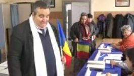 A cigányok királya kezében trikolórral ment szavazni