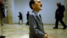 Imádkozó Hitler-szobrot kapott a varsói zsidó gettó