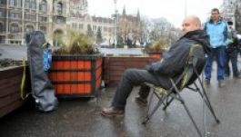 Ülősztrájkba kezdett a Parlamentnél a HÖOK elnöke