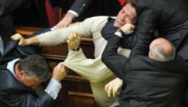 Újabb tömegverekedés után választották meg a házelnököt