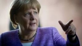 Merkel: Berlin csak érdekből védi a görögöket