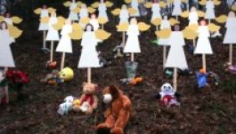 Temetik Newtownban az iskolai mészárlás áldozatait