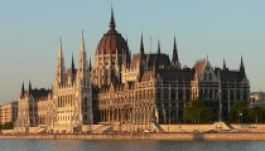 Parlament: óriásira duzzadt a honatyák száma