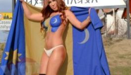 Meghekkelték a székelyek a trikolóros keblű román modellt