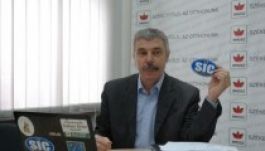 A rendőrök esténként SIC-matricákat kapargatnak