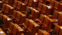 Tényleg baj van: nincs elég szék a parlamentben