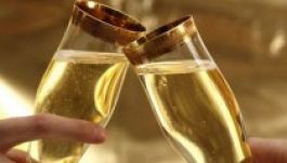 Tízből nyolc romániai otthon tölti a szilvesztert