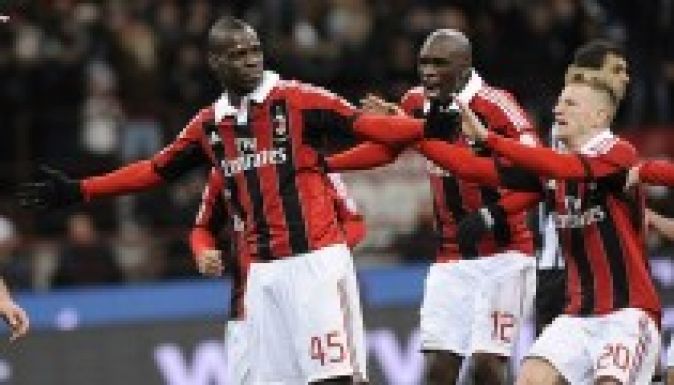 Mario Balotelli a milánói Ördögökhöz igazol