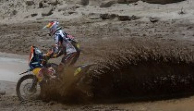 Dakar-rali: eső miatt félbe szakadt az autósok versenye