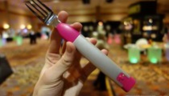 Újabb találmány: lassú falatozásra késztető villa 