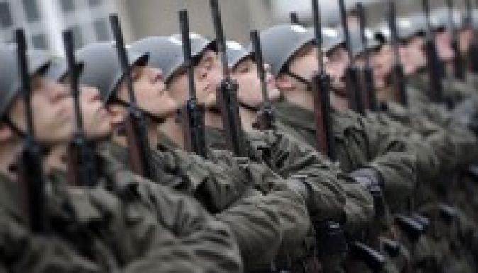 Elutasították a sorkatonaság eltörlését az osztrákok