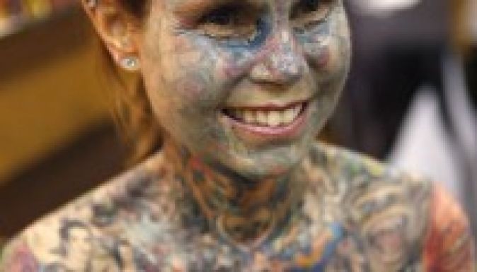 A legtetováltabb nő indokai a testfestésre