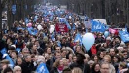 Négyszázezren támogatták meg Hollande 