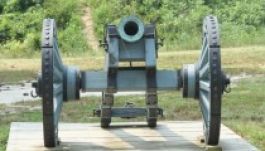 Kilövésre kész ágyún üldögéltek a turisták