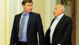 Crin Antonescu ellent mert mondani Dan Voiculescunak