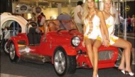 Kitiltották a meztelenkedőket a brüsszeli autószalonból