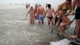 Csaknem kétszázan fürödtek az év első napján a jeges Balatonban 