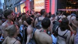 Fehérneműben tolongtak a bolt előtt