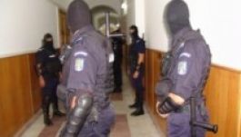 Nyomozókat megfélemlítő bűnbanda kerül börtönbe