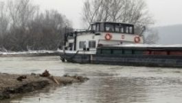 Zátonyra futott egy román hajó a Duna szlovákiai szakaszán