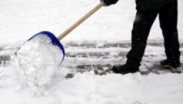Letartóztatták önkéntes hólapátolásért