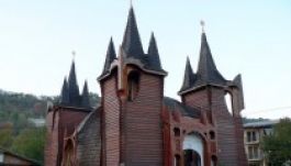 Makovecz-épületekben turnéznak pálos dalokkal