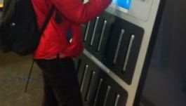 Ingyen oszt laptopokat egy automata