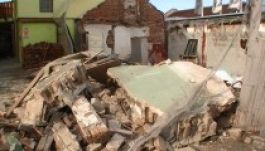 Leomlott egy fal Nagyváradon, egy férfi megsérült