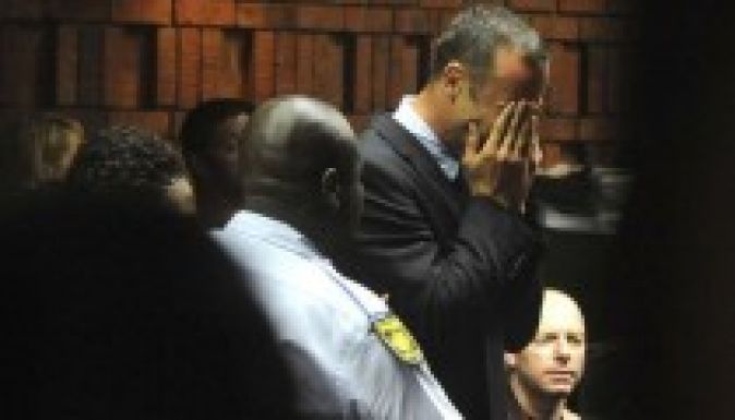 Pistorius magába roskadva érkezett a tárgyalására