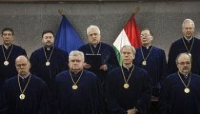 Huszonhat oldal módosul a magyar alkotmányban	