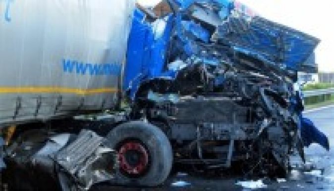 Egymásba rohant két román kamion Magyarországon