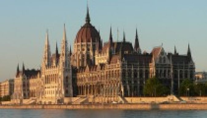 A Parlament a szórakozás, az imádság és az eskü helye lehet