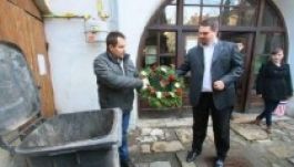 Kukába kerültek a Mátyás házról a koszorúk