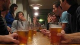 Dán fiatalok zúzzák szét Prága történelmi központját