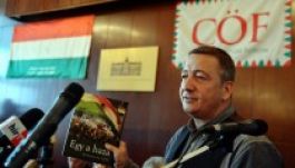 Bayerék székely lobogók rengetegével várják Pontát