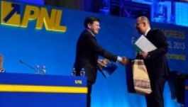 Székely zászlót kapott ajándékba Crin Antonescu