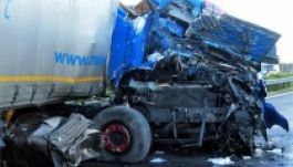 Egymásba rohant két román kamion Magyarországon